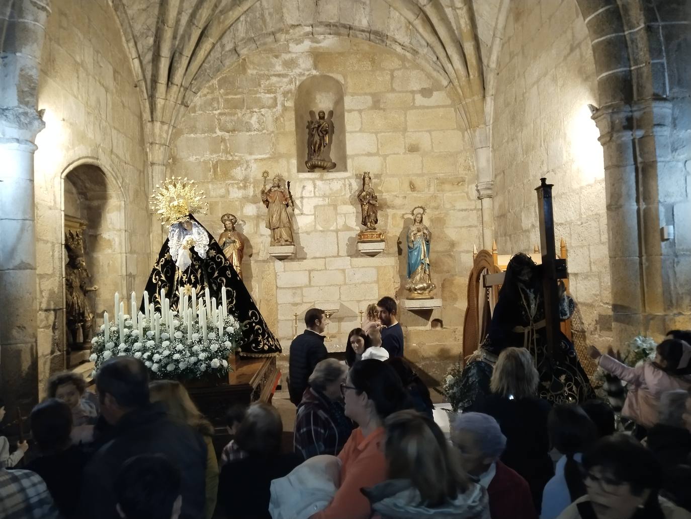 Imagen secundaria 1 - La Virgen de La Soledad regresa a la parroquia para los actos de la Semana Santa