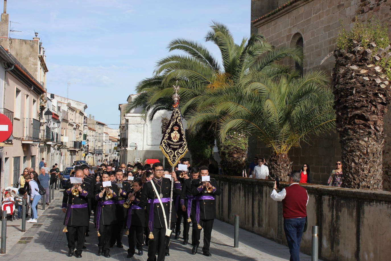 Imagen principal - La Hermandad del Cristo de la Peña, primera pregonera de la Semana Santa casareña
