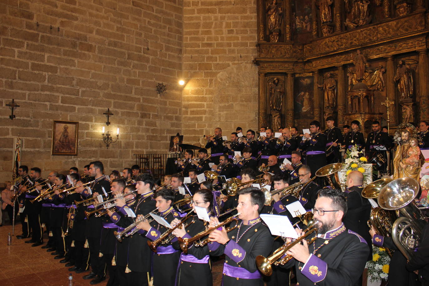 Imagen secundaria 1 - La Hermandad del Cristo de la Peña, primera pregonera de la Semana Santa casareña