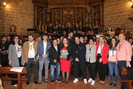 Foto de familia de directiva de la Hermandad del Cristo de la Peña, el pregonero, la alcaldesa y el concejal de Cultura y Festejos.