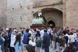 La Virgen ha salido de la parroquia, escoltada por varios cargadores, pasadas las siete de la tarde