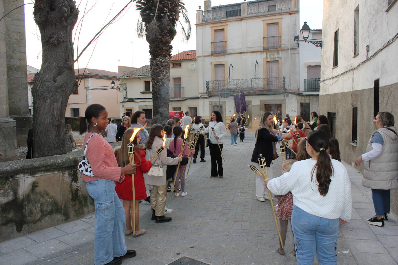 Numeroso público acompaña a La Soledad en el Vía Crucis del Domingo del Calvario