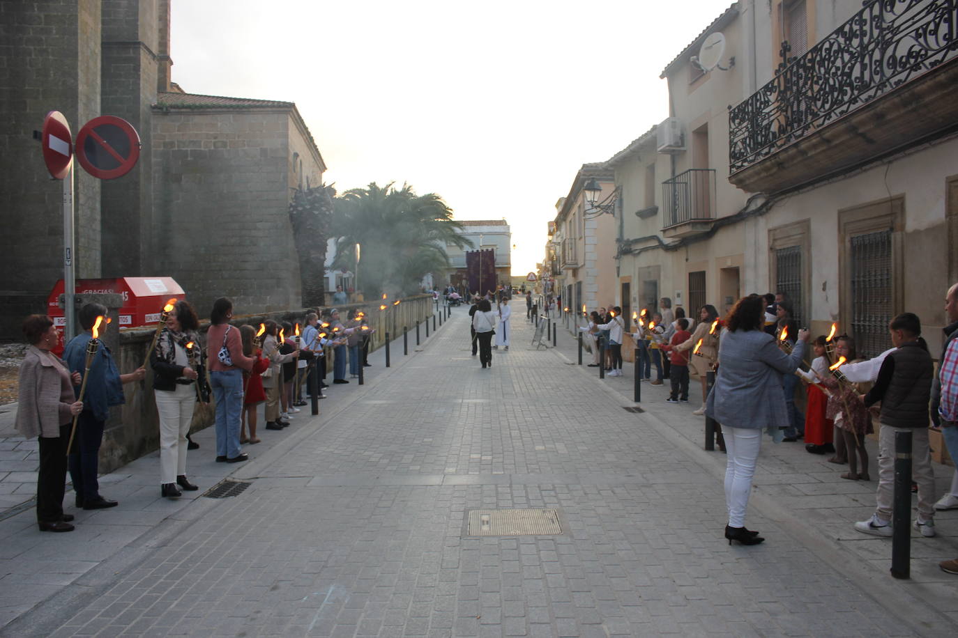 Numeroso público acompaña a La Soledad en el Vía Crucis del Domingo del Calvario
