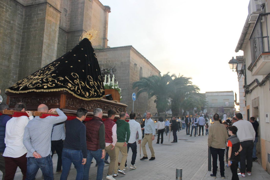 Numeroso público acompaña a La Soledad en el Vía Crucis del Domingo del Calvario