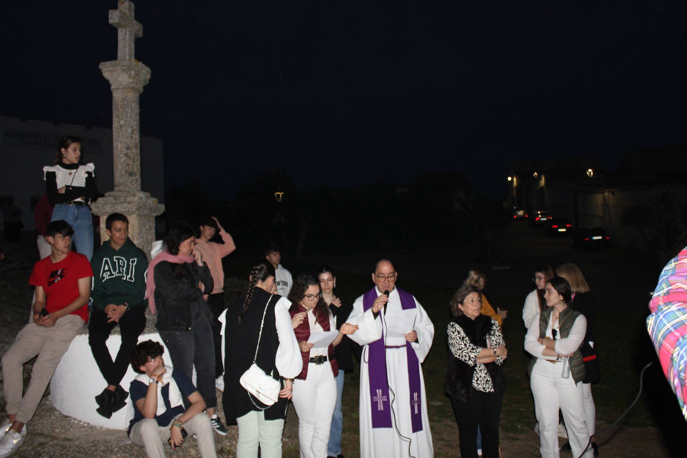 Numeroso público acompaña a La Soledad en el Vía Crucis del Domingo del Calvario