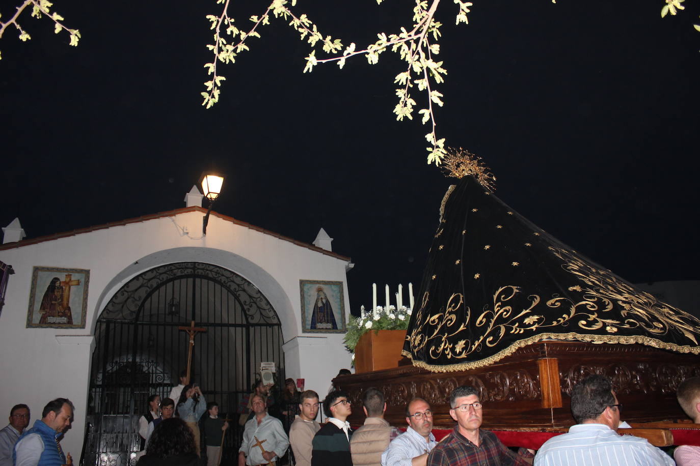 Numeroso público acompaña a La Soledad en el Vía Crucis del Domingo del Calvario