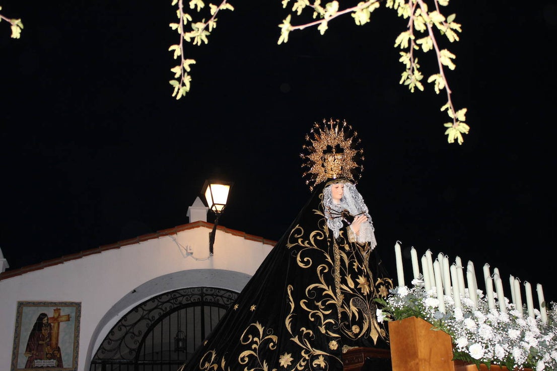 Numeroso público acompaña a La Soledad en el Vía Crucis del Domingo del Calvario