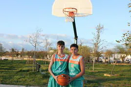 Gabriel y Rodrigo, en las pistas de baloncesto próximas a la pista de skate de Casar de Cáceres.