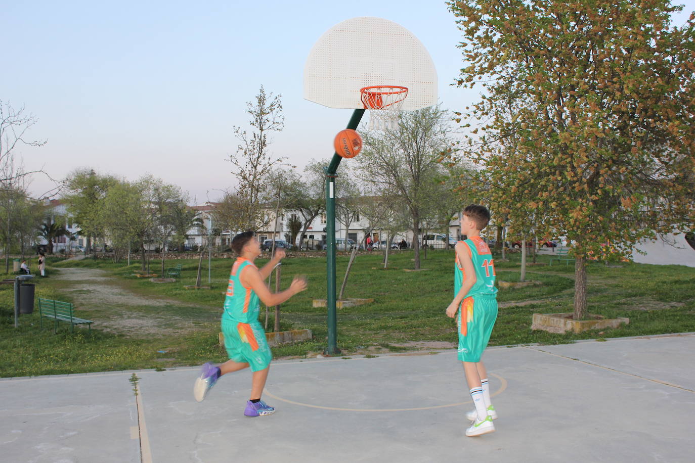 Imagen principal - Gabriel Rosado y Rodrigo Roldán, dos promesas del baloncesto con sangre casareña, disputarán el Campeonato Nacional de Cádiz