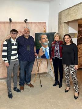 José María Aparicio, junto a su pintura de Felipe VI; el concejal de Cultura; la consejera de Turismo y la alcaldesa Marta Jordán.