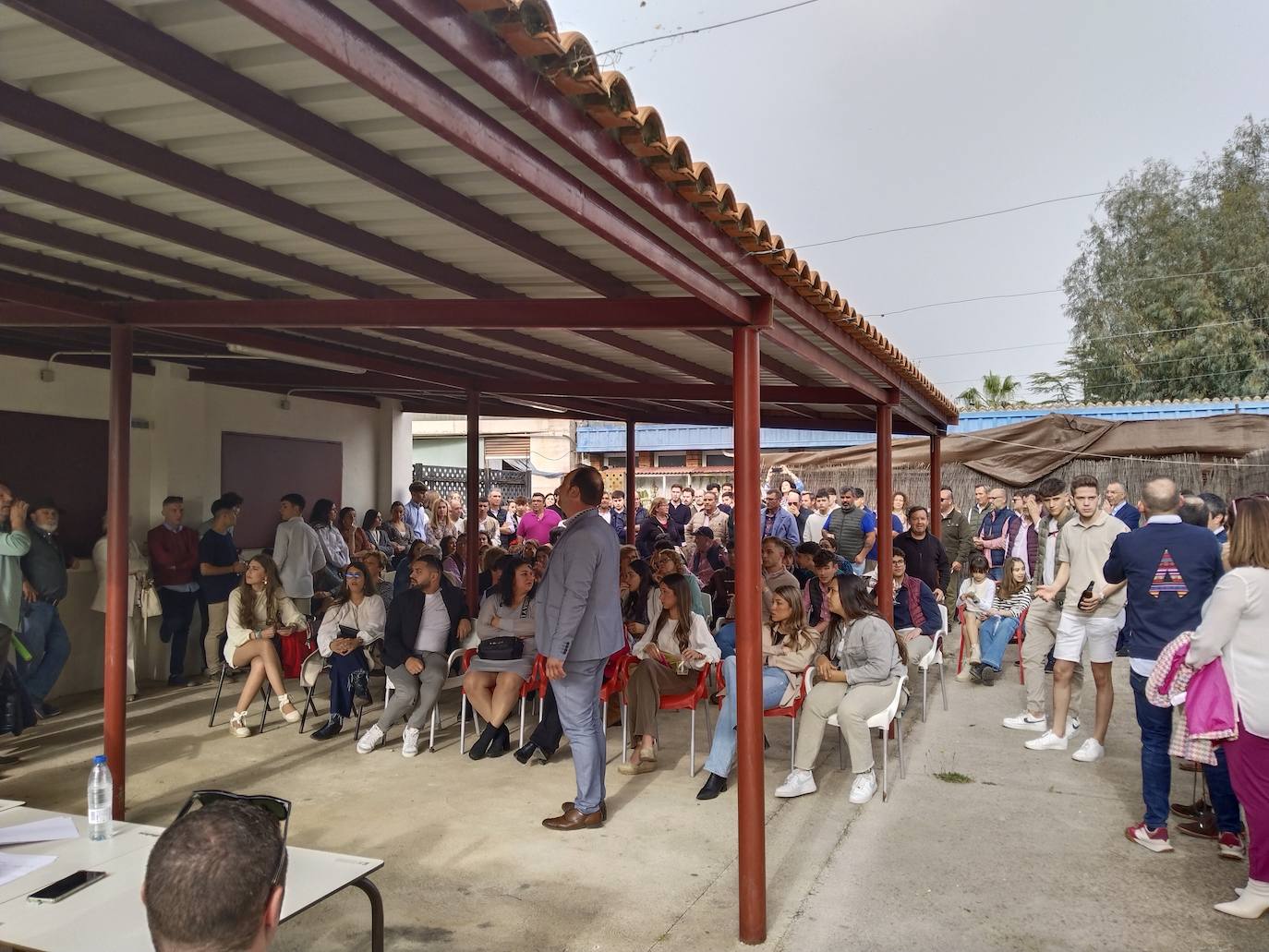 Imagen principal - La puja de brazos roza los 4.000 euros y se dispara la subasta por llevar a La Soledad a su ermita