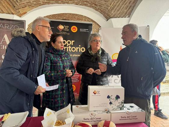 Degustación de Torta del Casar para conmemorar el Día Internacional del Queso