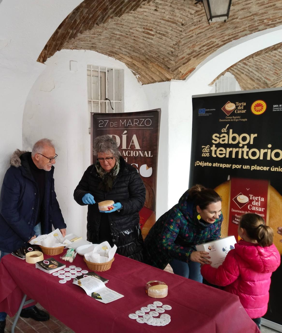 Imagen secundaria 1 - Degustación de Torta del Casar para conmemorar el Día Internacional del Queso
