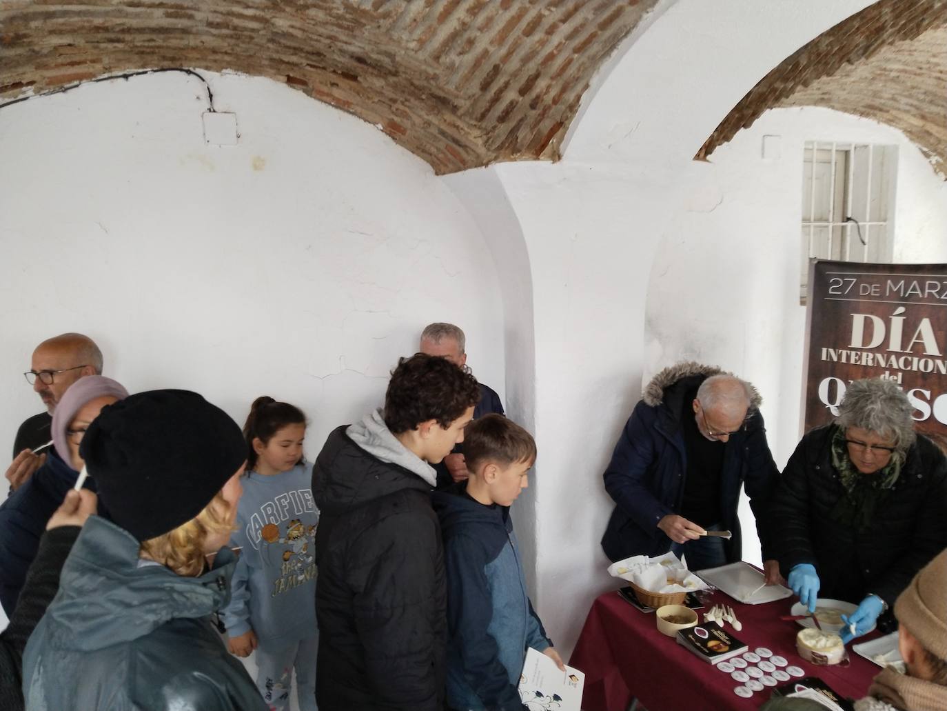 Imagen principal - Degustación de Torta del Casar para conmemorar el Día Internacional del Queso
