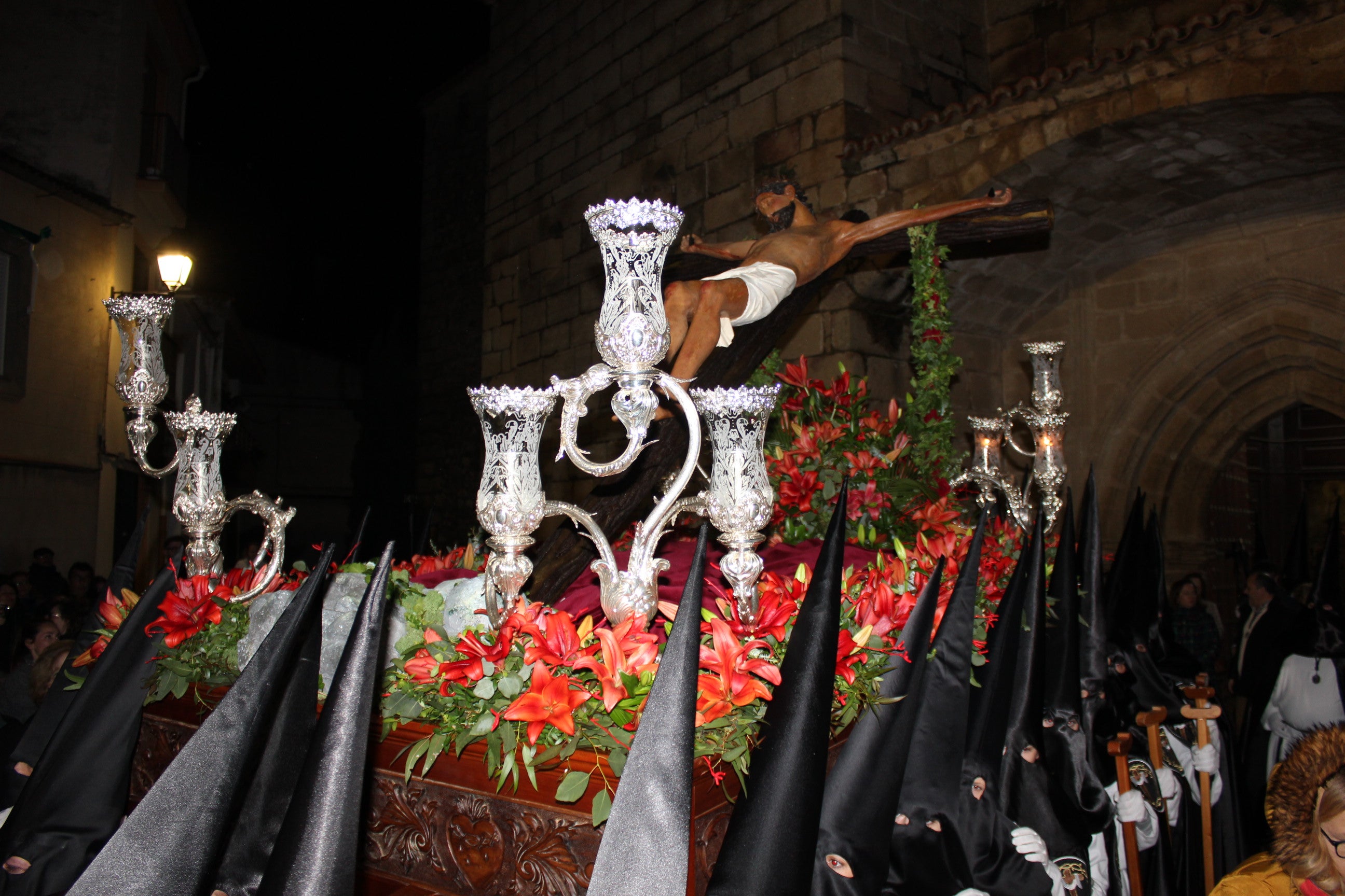 Imagen principal - La lluvia paraliza por primera vez en tres décadas el Vía Crucis del Cristo de la Peña