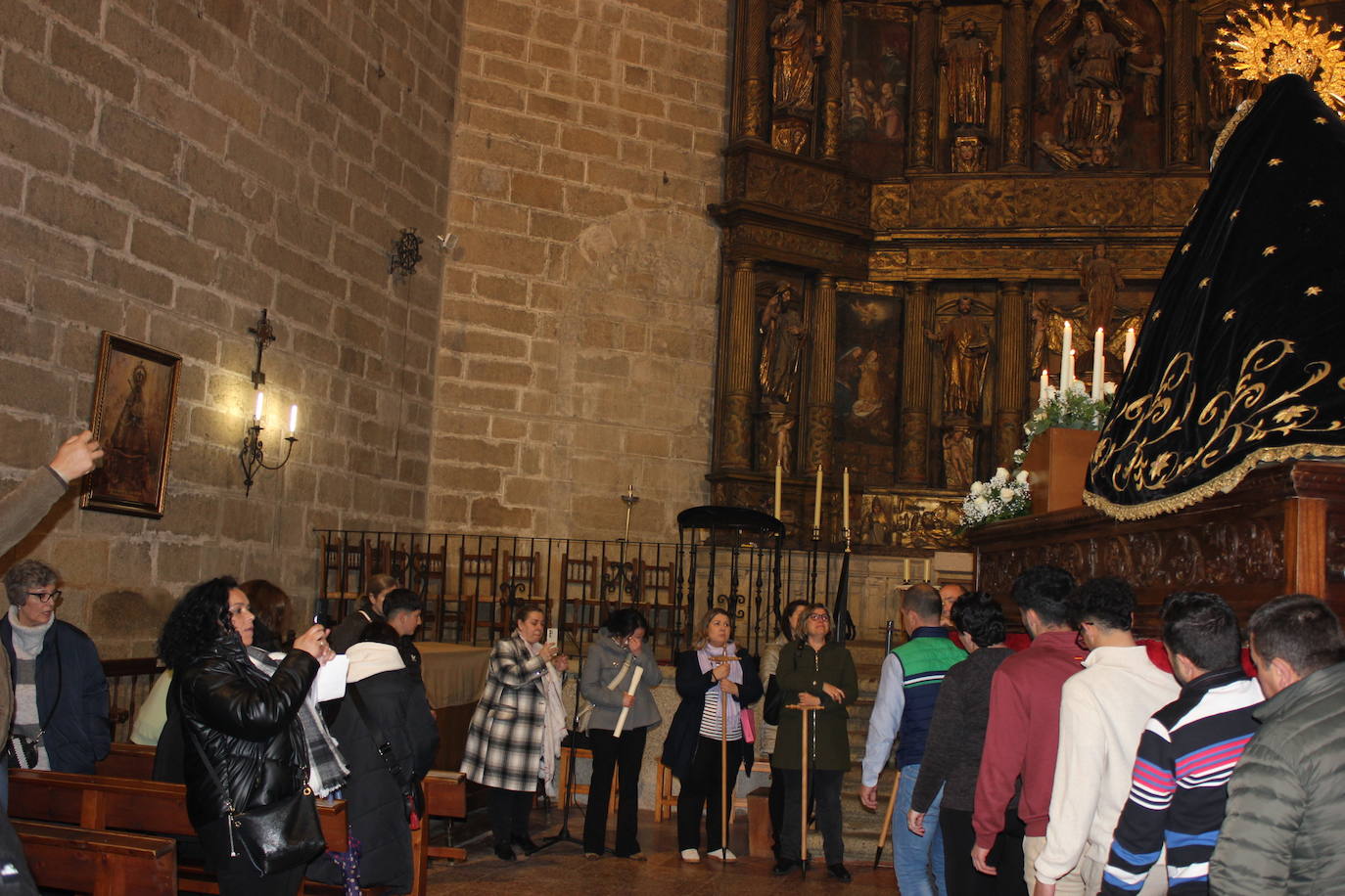 Imagen principal - Las nueve imágenes de la procesión de La Pasión se quedan en la parroquia por la lluvia, un hecho inédito según los casareños más longevos