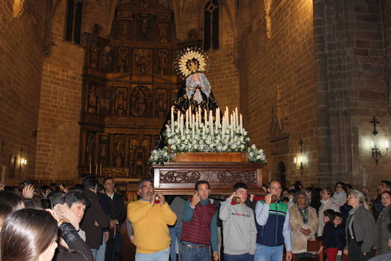 Las nueve imágenes de la procesión de La Pasión se quedan en la parroquia por la lluvia, un hecho inédito según los casareños más longevos