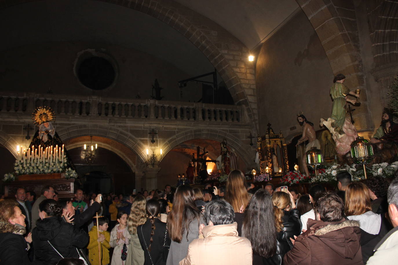 Imagen principal - Las nueve imágenes de la procesión de La Pasión se quedan en la parroquia por la lluvia, un hecho inédito según los casareños más longevos