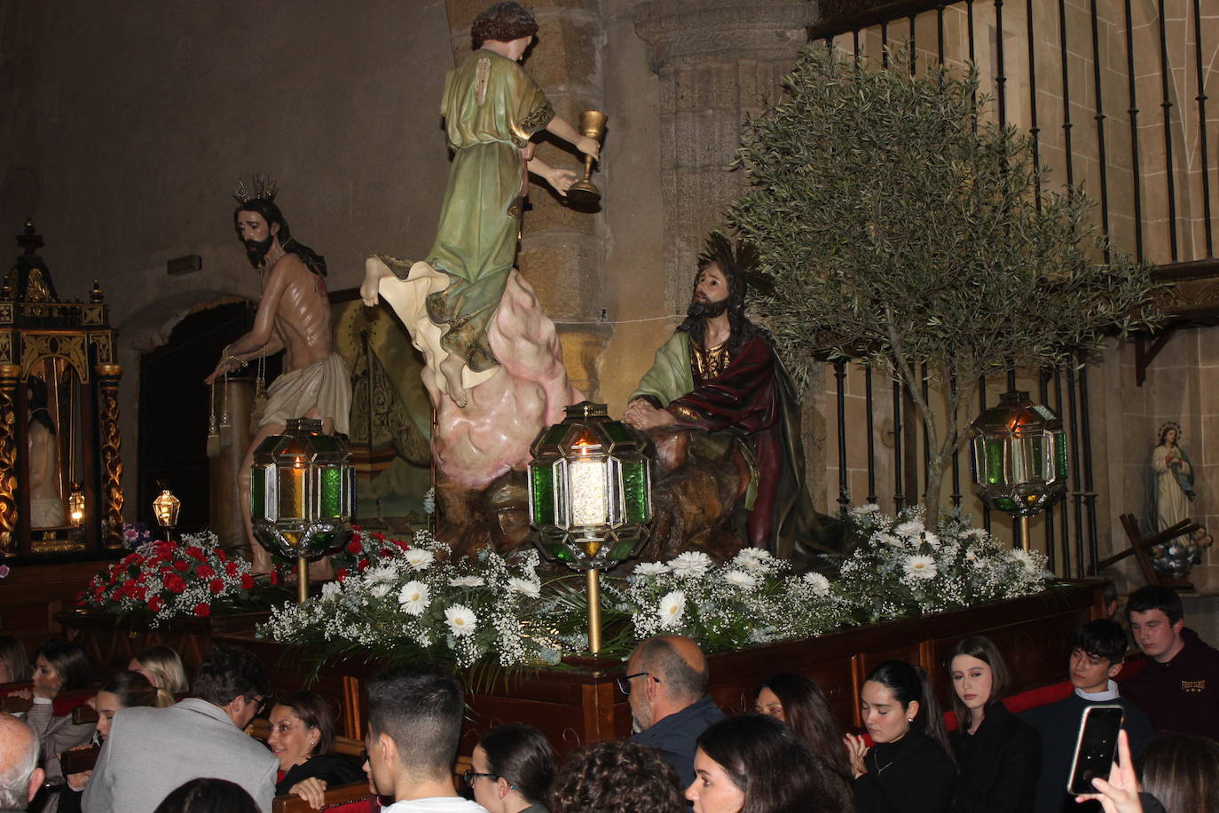 Imagen secundaria 1 - Las nueve imágenes de la procesión de La Pasión se quedan en la parroquia por la lluvia, un hecho inédito según los casareños más longevos