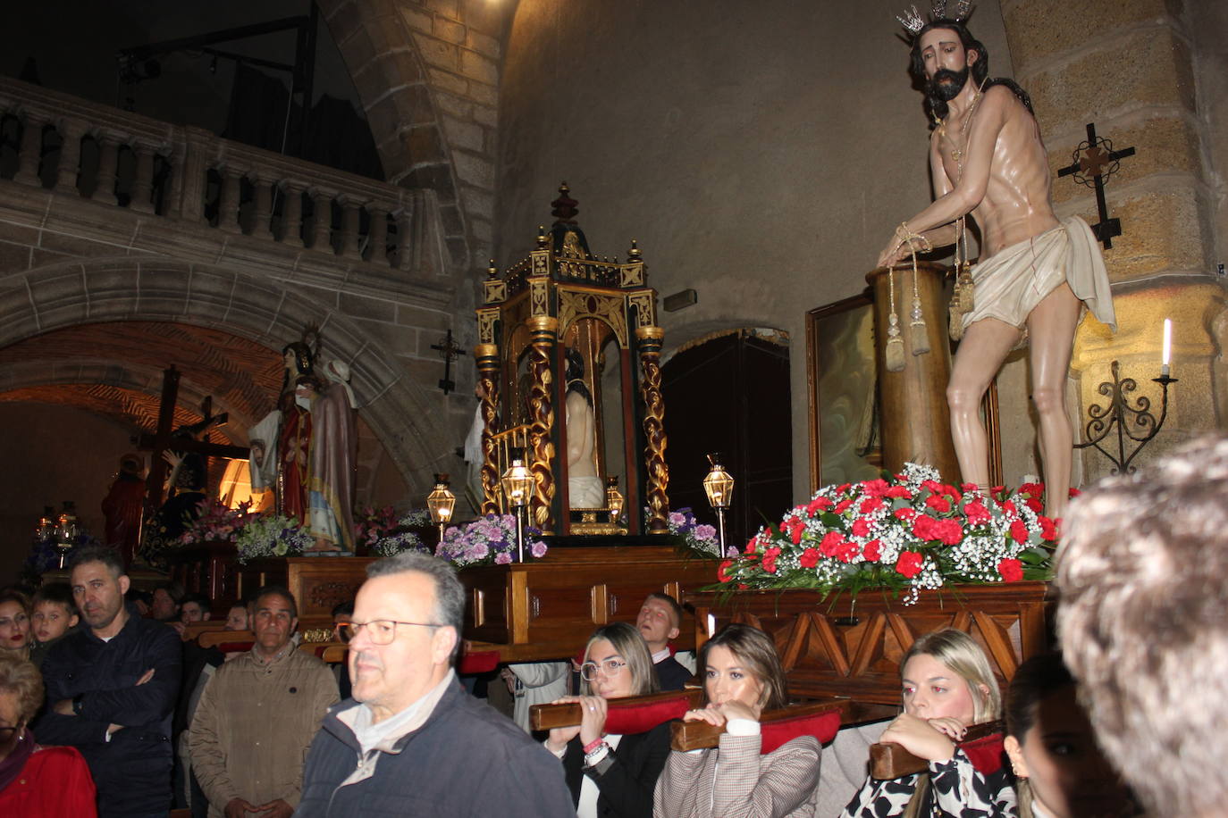 Imagen secundaria 1 - Las nueve imágenes de la procesión de La Pasión se quedan en la parroquia por la lluvia, un hecho inédito según los casareños más longevos
