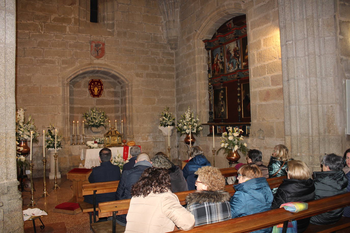Imagen principal - Las nueve imágenes de la procesión de La Pasión se quedan en la parroquia por la lluvia, un hecho inédito según los casareños más longevos