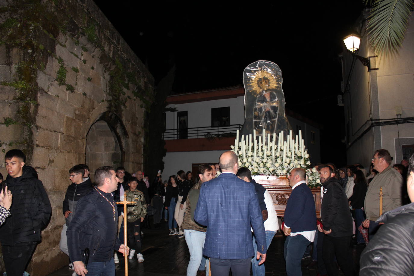 Imagen secundaria 1 - Suspenden la procesión del Silencio y trasladan a La Soledad a su ermita protegida con un plástico