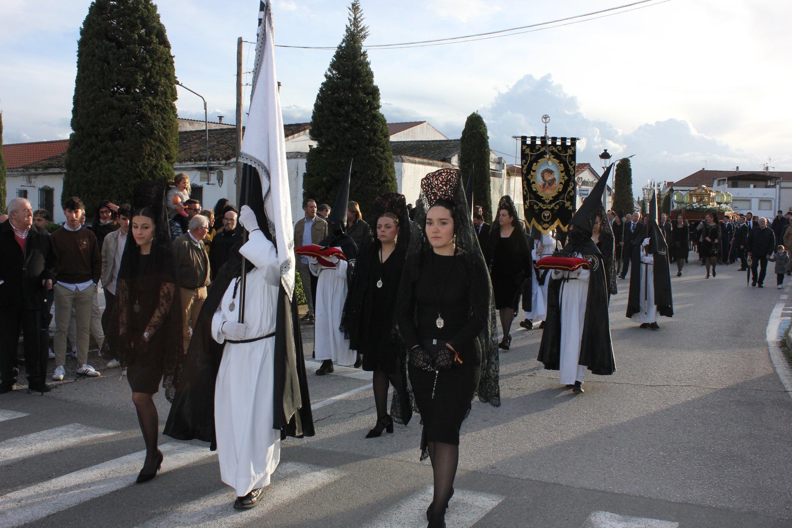 La procesión del Santo Entierro luce como manda la tradición