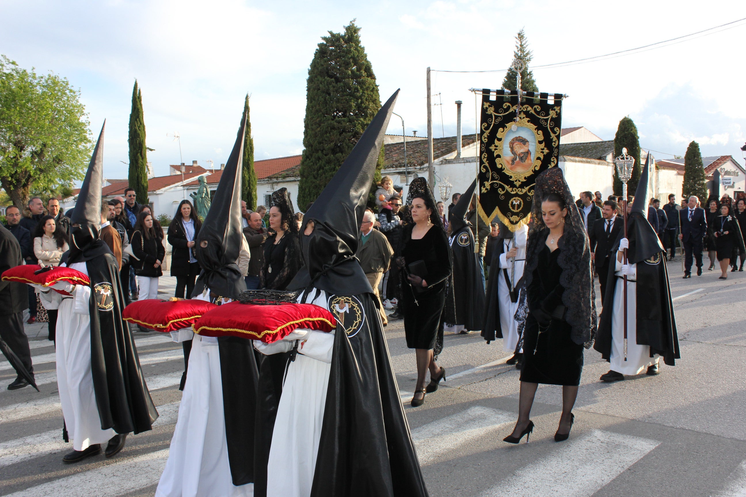 La procesión del Santo Entierro luce como manda la tradición