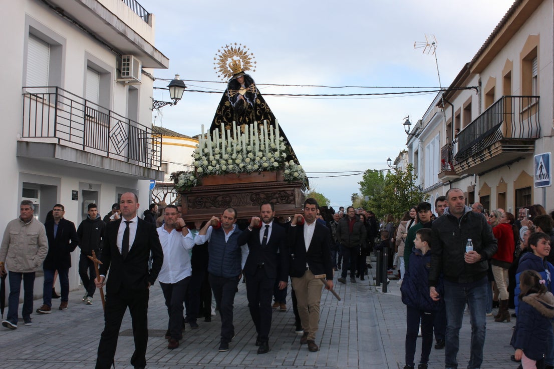 La procesión del Santo Entierro luce como manda la tradición