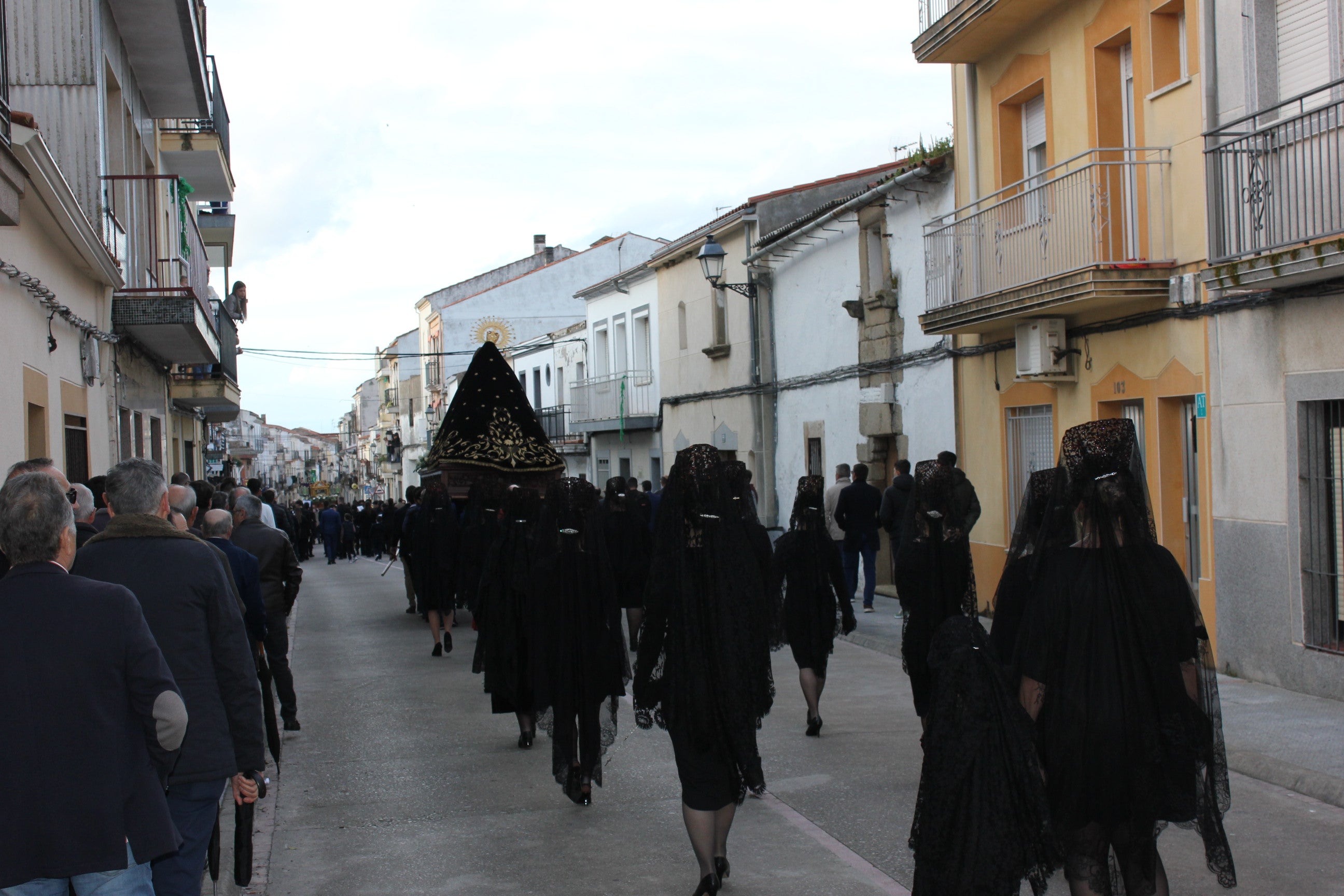 La procesión del Santo Entierro luce como manda la tradición