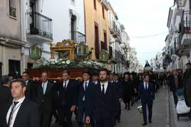 La procesión del Santo Entierro luce como manda la tradición