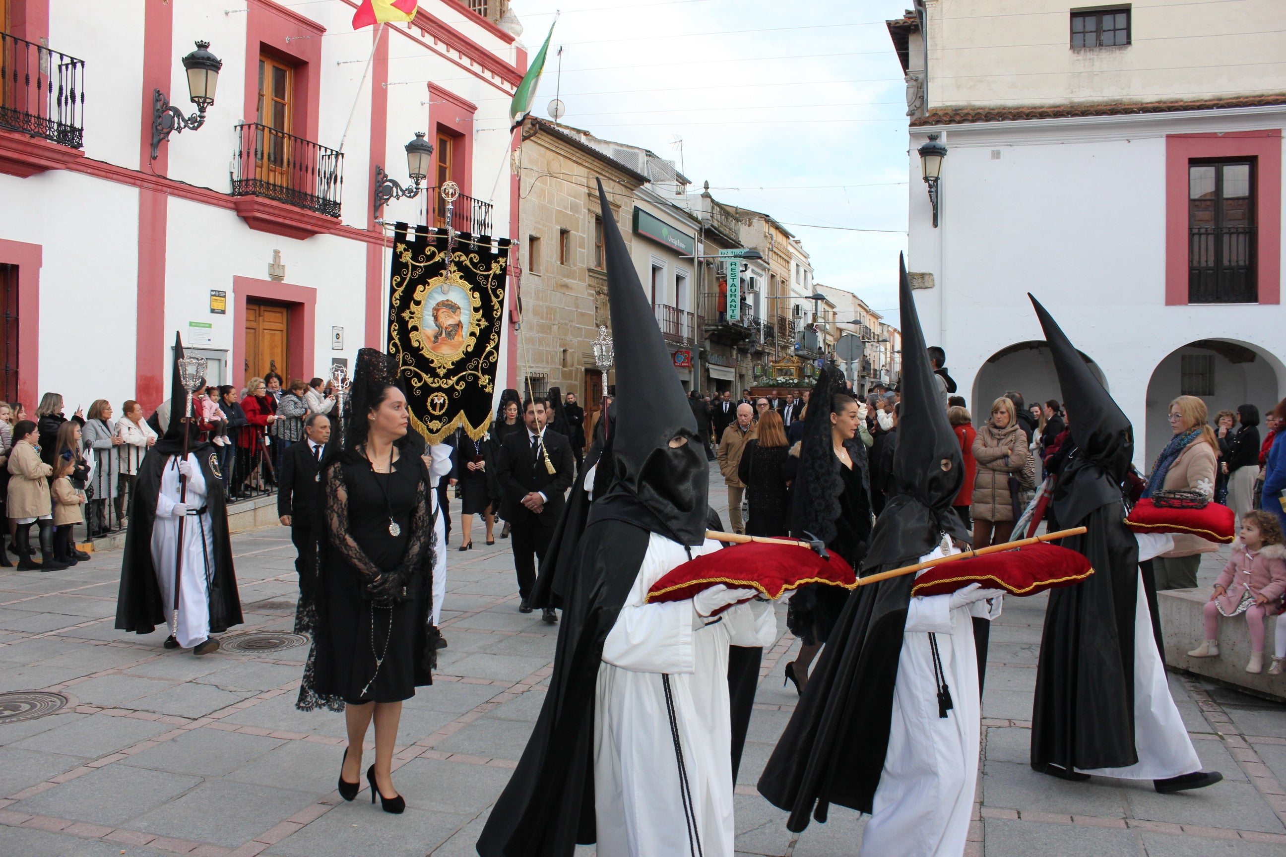 La procesión del Santo Entierro luce como manda la tradición