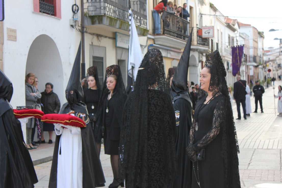 La procesión del Santo Entierro luce como manda la tradición
