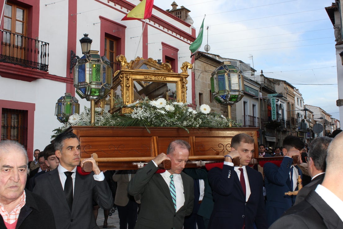La procesión del Santo Entierro luce como manda la tradición