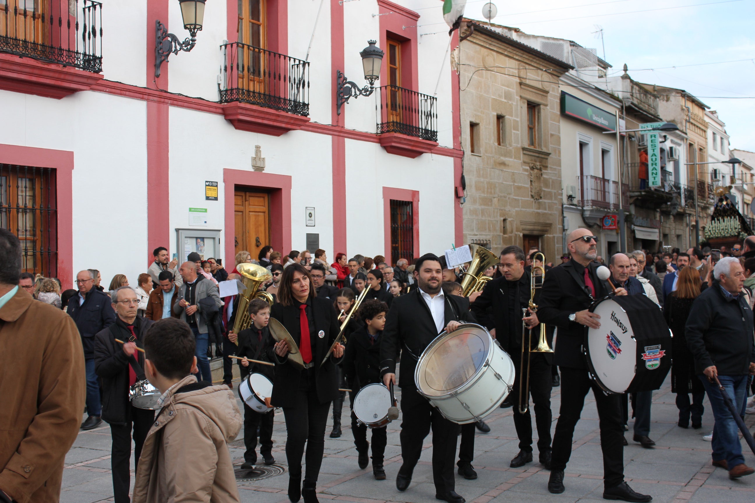 La procesión del Santo Entierro luce como manda la tradición
