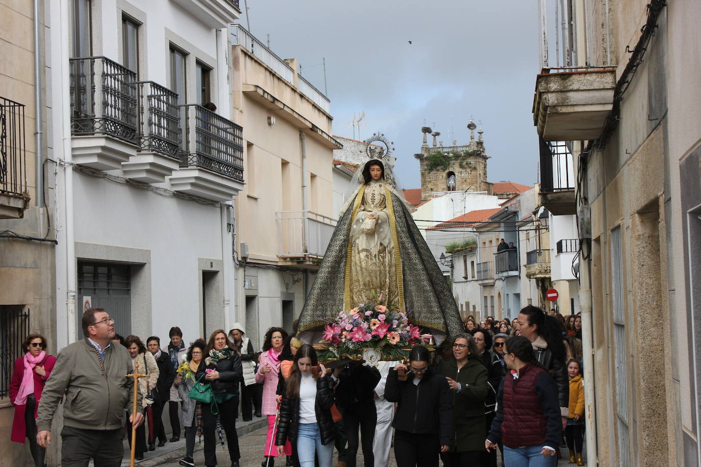 Imagen principal - Un intenso chaparrón obliga a resguardar a la Virgen de la Asunción y Cristo Resucitado en plena procesión del Encuentro