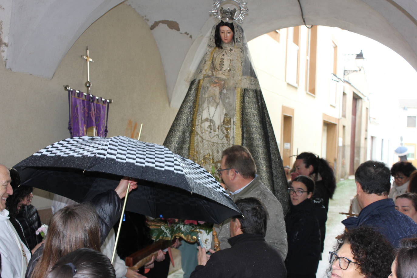 Imagen principal - Un intenso chaparrón obliga a resguardar a la Virgen de la Asunción y Cristo Resucitado en plena procesión del Encuentro