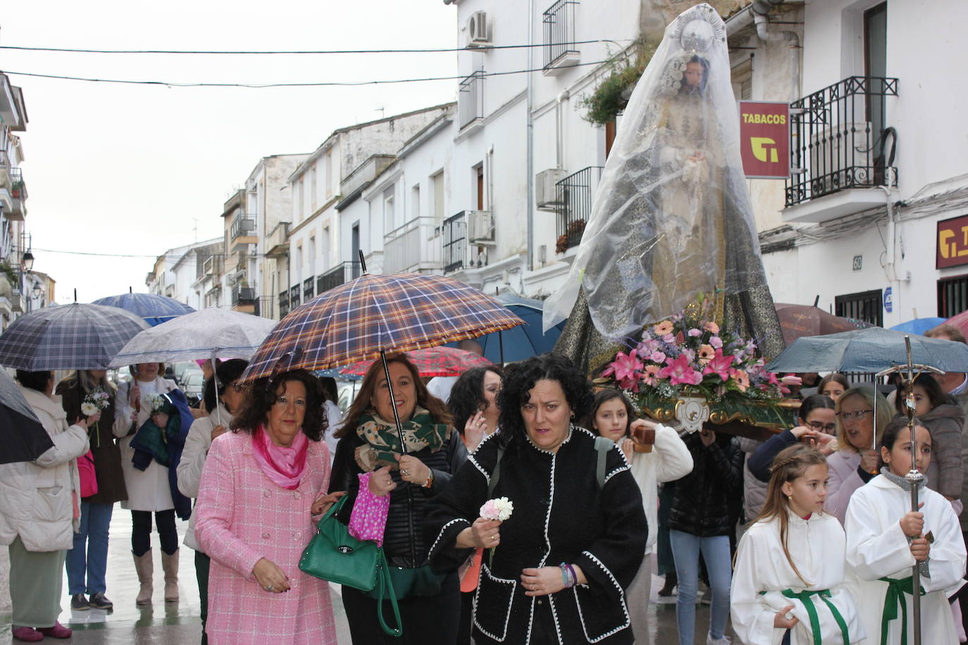 Imagen principal - Un intenso chaparrón obliga a resguardar a la Virgen de la Asunción y Cristo Resucitado en plena procesión del Encuentro