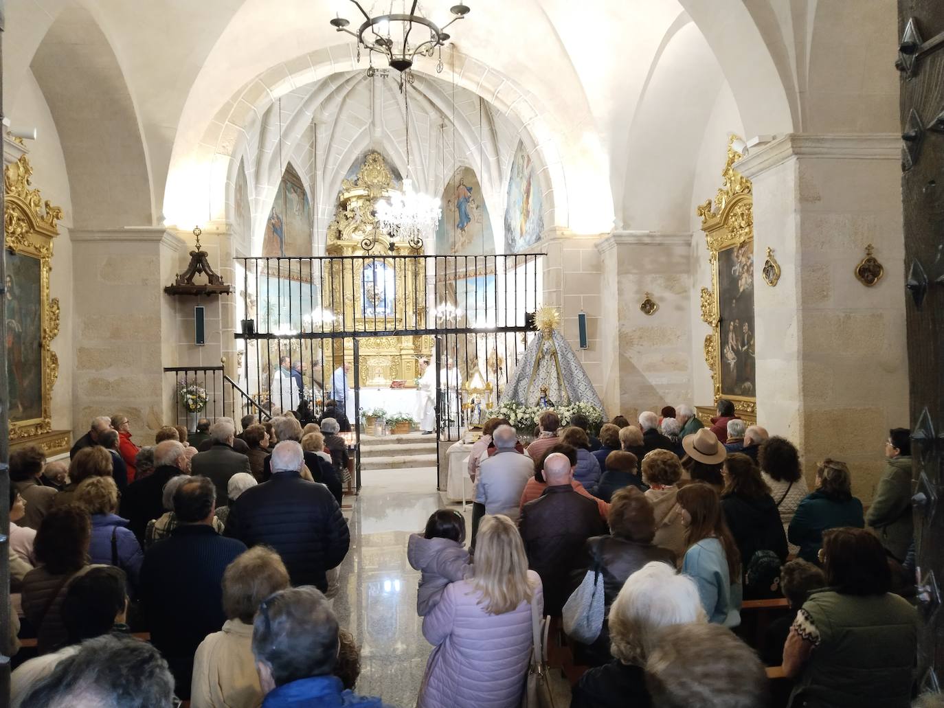 Romería de Las Cruces poco concurrida por los continuos chubascos de este lunes festivo