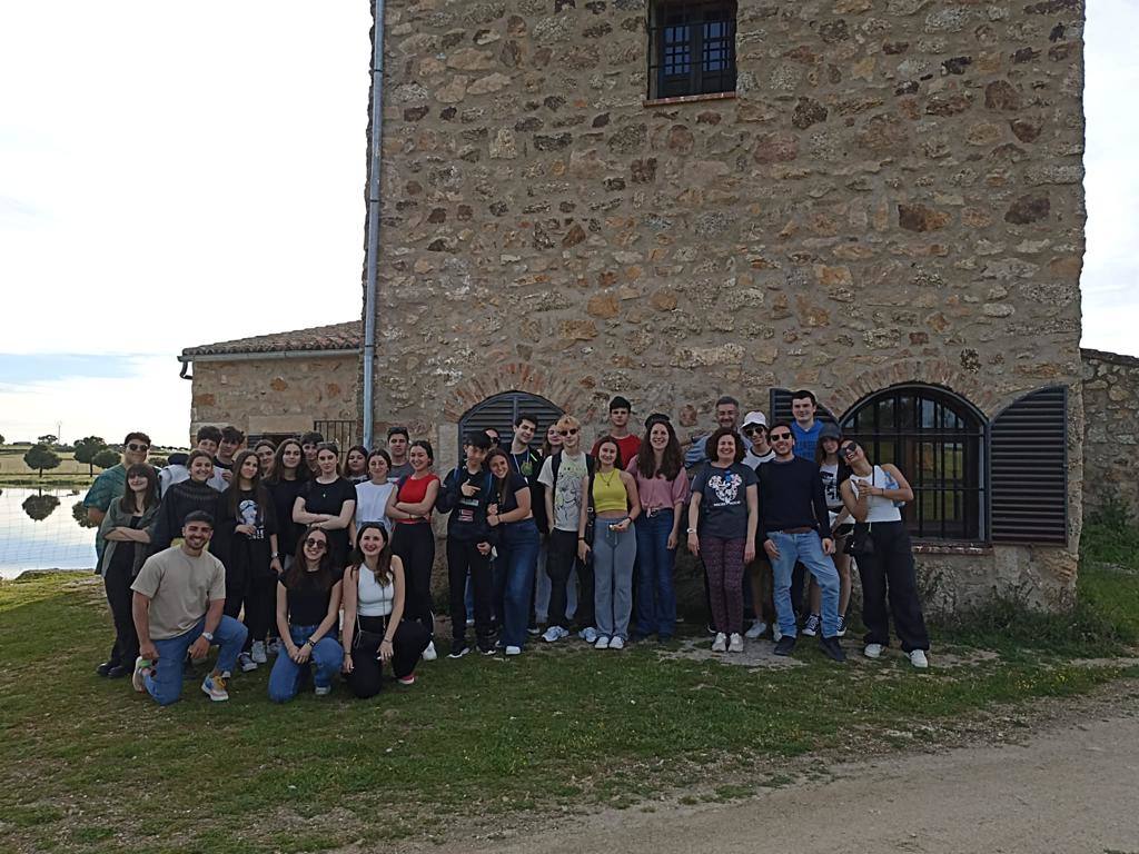 Imagen principal - Alumnos casareños acogen a 12 estudiantes italianos para vivir una experiencia Erasmus
