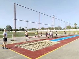La nueva pista está junto a la pista de atletismo y el campo de fútbol municipal.