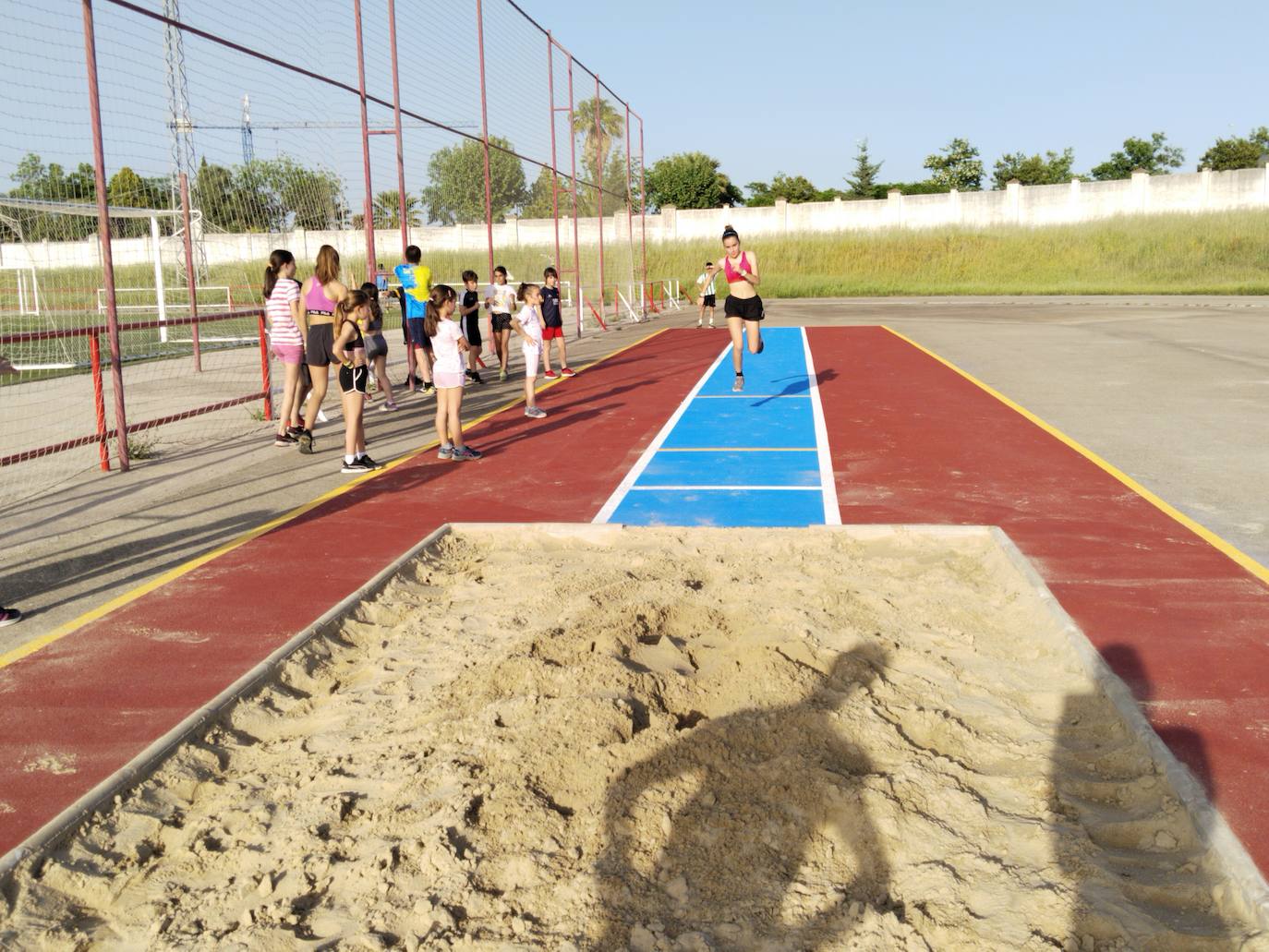 Imagen principal - Los atletas casareños dan la bienvenida a la nueva pista de salto de longitud