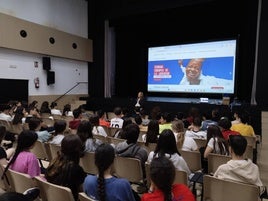 Animan a los jóvenes casareños a aprovechar las oportunidades que les ofrece Europa