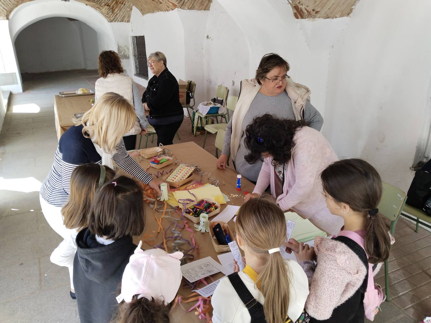 Imagen principal - El Ayuntamiento implica a vecinos de todas las edades en varios actos con motivo del Día del Libro