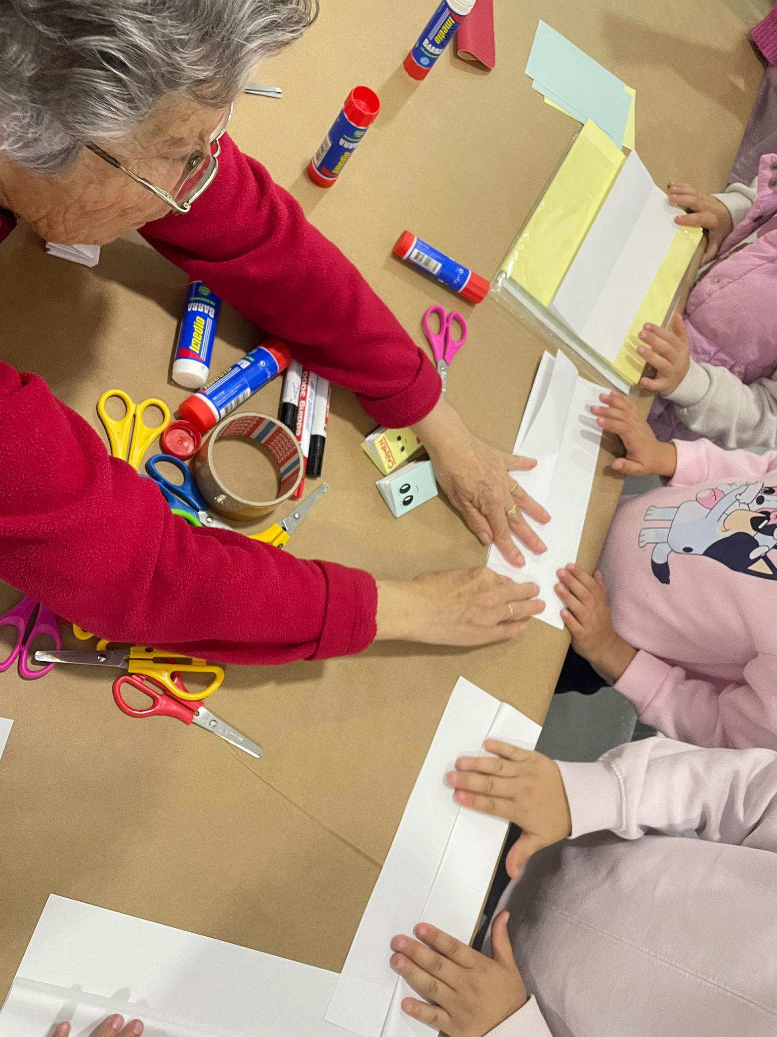 Imagen principal - Los encuentros intergeneracionales enriquecen a mayores y niños casareños