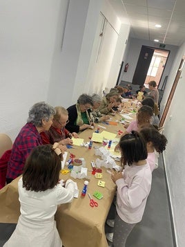 Los encuentros intergeneracionales enriquecen a mayores y niños casareños