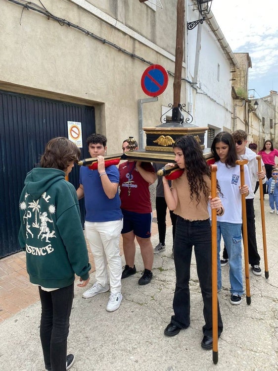 La Hermandad del Cristo de la Peña organiza por primera vez un acto en la calle por la festividad de la Cruz de Mayo