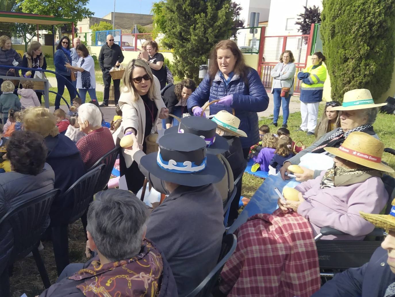 Imagen principal - Las bollas de anís llenan de ilusión a mayores y niños
