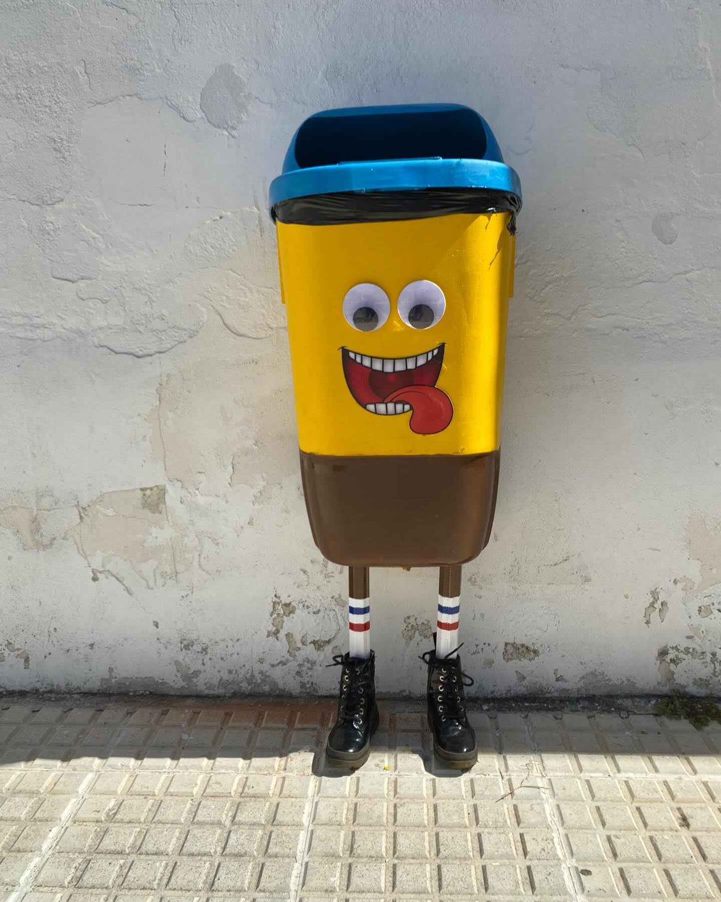 Imagen secundaria 2 - Jose García, el conserje que impregna de colorido y alegra el colegio León Leal Ramos