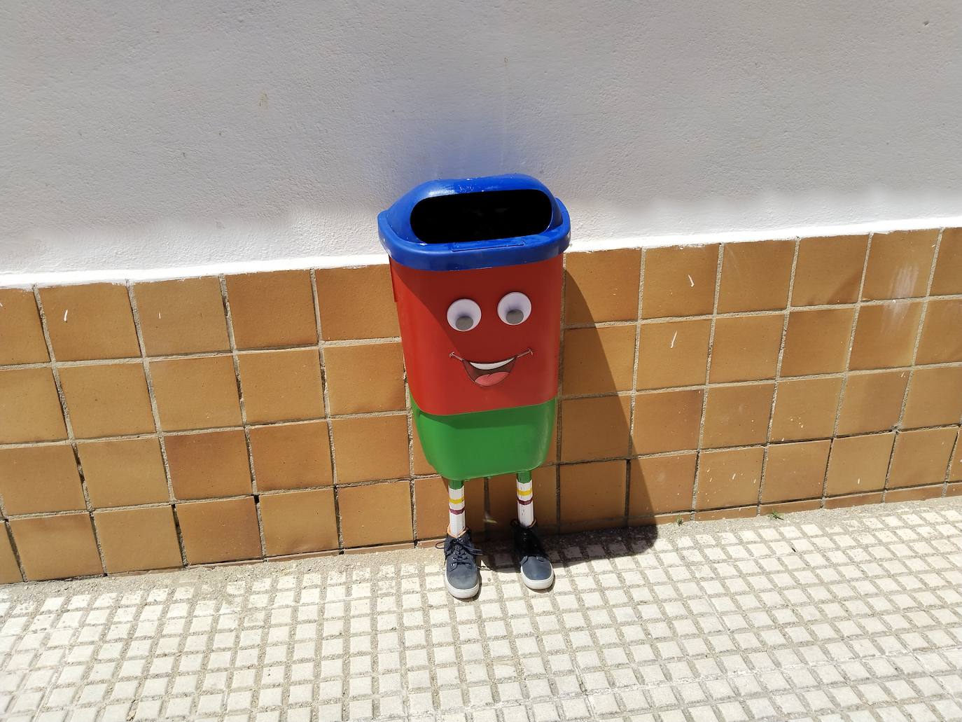 Imagen secundaria 1 - Jose García, el conserje que impregna de colorido y alegra el colegio León Leal Ramos